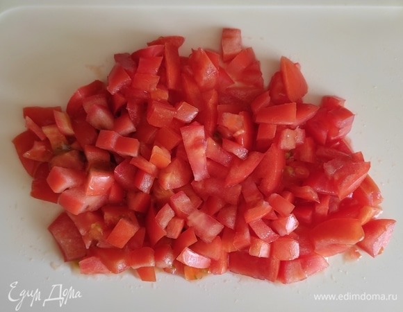 Помидоры хорошо вымыть и нарезать крупным кубиком.