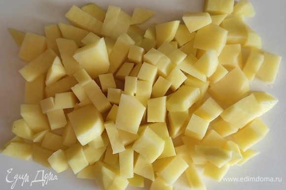 Картофель вымыть, очистить и нарезать кубиком.