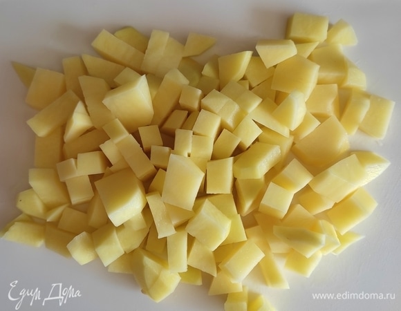 Картофель вымыть, очистить и нарезать кубиком.