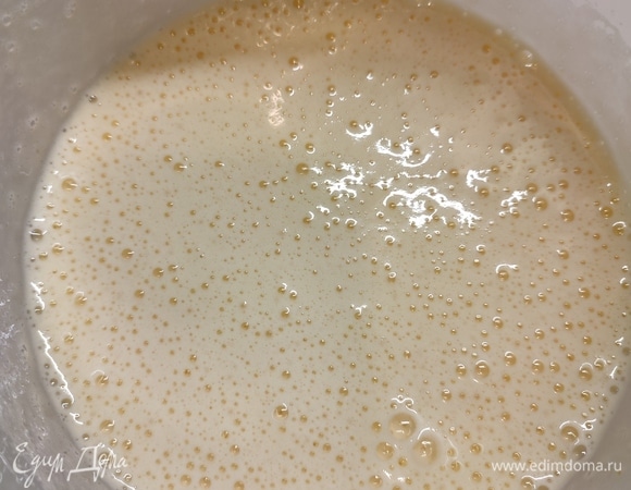 Яйца взбить с сахаром до пышной пены.