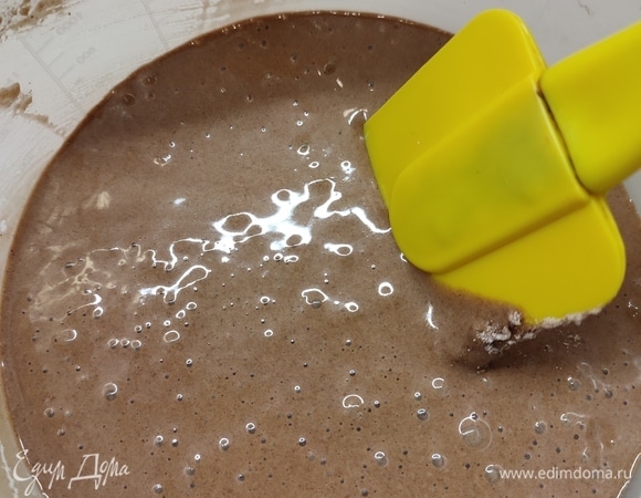 Добавить молоко и растительное масло. Все взбить. Всыпать муку, какао и разрыхлитель. Аккуратно перемешать лопаткой. Выпекать 40 минут при температуре 180°C.