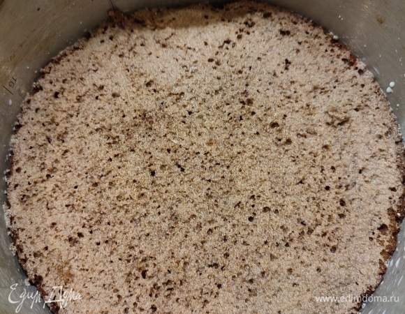 Остывший корж разрезать на 2 части. В разъемное кольцо положить один корж и пропитать молоком.