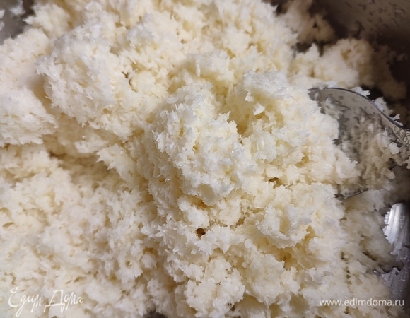 Для начинки в сотейник влить молоко, всыпать сахар и манную крупу. Варить до закипания. Как только закипит, сразу выключить, всыпать кокосовую стружку и положить сливочное масло комнатной температуры. Перемешать, чтобы начинка стала однородной.