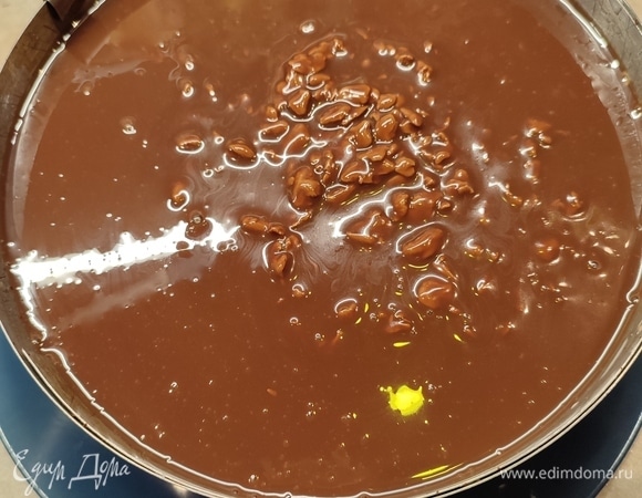 Для глазури шоколад поломать на мелкие кусочки. Нагреть молоко и вылить его на шоколад. Дать немного постоять и размешать до однородности. Вылить глазурь на торт.