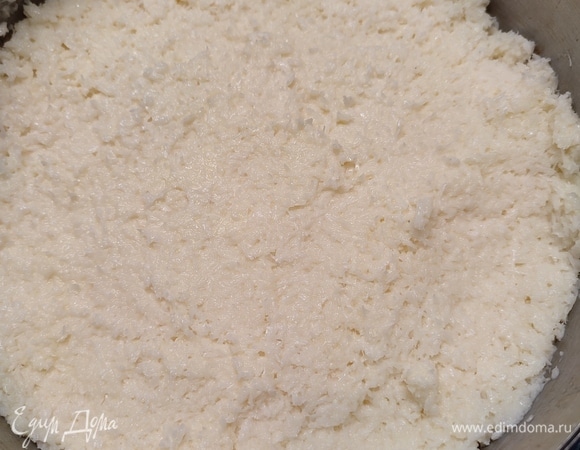 Сверху выложить всю начинку и положить второй корж. Его тоже пропитать молоком.