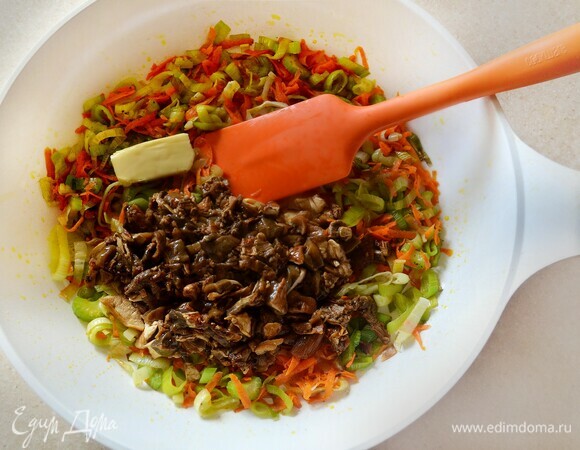 Грибы достать из воды, мелко нарезать и добавить вместе со сливочным маслом к овощам. Немного обжарить, добавить соль, перец, тимьян, жидкость от грибов и тушить все вместе под крышкой 20 мин, периодически помешивая. При необходимости можно добавить немного воды.