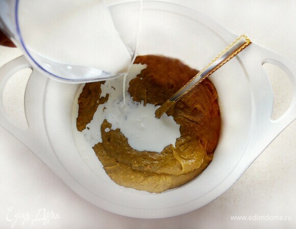 Добавьте сливки, при необходимости досолите. Доведите суп до кипения и варите на медленном огне еще 3 минуты. Суп может быть густоватым, тогда добавьте еще воды (кипятка), чтобы получилась нужная вам консистенция. Мне потребовалось еще 0,5 л.