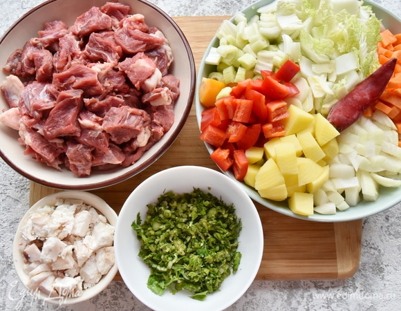 Говядину предварительно зачищаю от пленок и сухожилий, нарезаю некрупным кубиком. Курдючный жир — мелким кубиком. Разноцветный болгарский перец, редьку, пекинскую капусту, сельдерей, лук, картофель, морковь нарезаю одинаково. Чеснок и зелень измельчаю. В пекинской капусте использую только нижнюю белую часть. Специи, как и овощи для лагмана, выбирайте по вкусу.