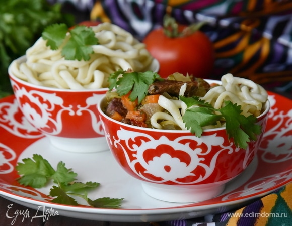 В косу укладываю лапшу, а сверху наливаю ароматную мясную подливу с овощами. Лагман дополняю рубленой зеленью кинзы.