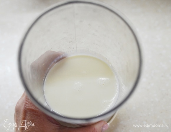 В чашу влейте молоко.