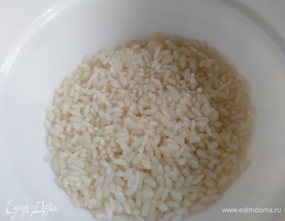 Рис промыть. Залить кипятком, подсолить, накрыть крышкой. Оставить на 15 минут. Процедуру повторить.