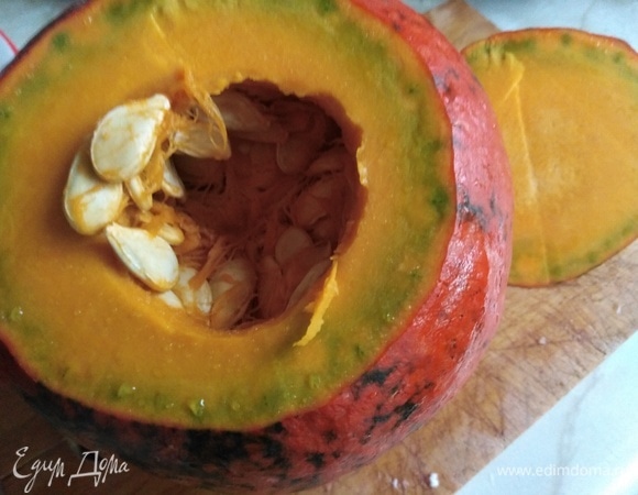 Тыкву вымыть. Срезать верхушку. Вычистить семена с волокнами.