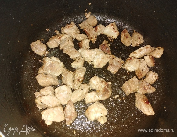 Свинину нарезать небольшими кусками, посыпать перцем, обжарить.