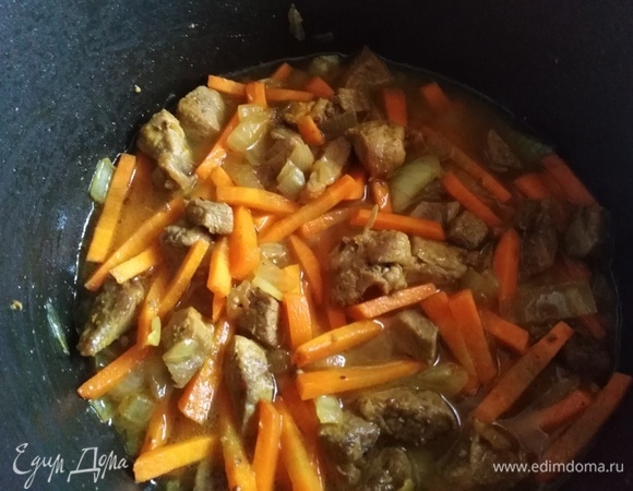 Добавить зиру, соль, карри, немного воды. Тушить 10 минут.