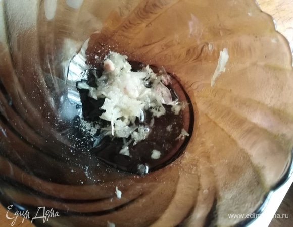 2 зубчика чеснока натереть на мелкой терке, смешать с солью и 1 ч. ложкой растительного масла. Этой смесью смазать внутри стенки тыквы.