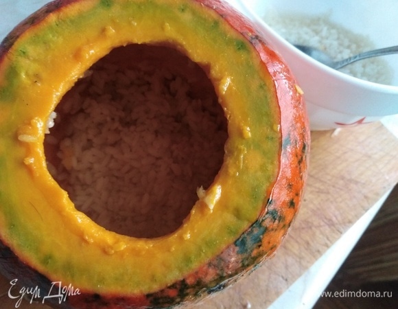 На дно тыквы выложить половину риса.