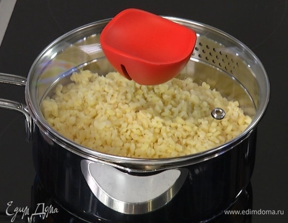 Булгур приготовить согласно инструкции на упаковке.