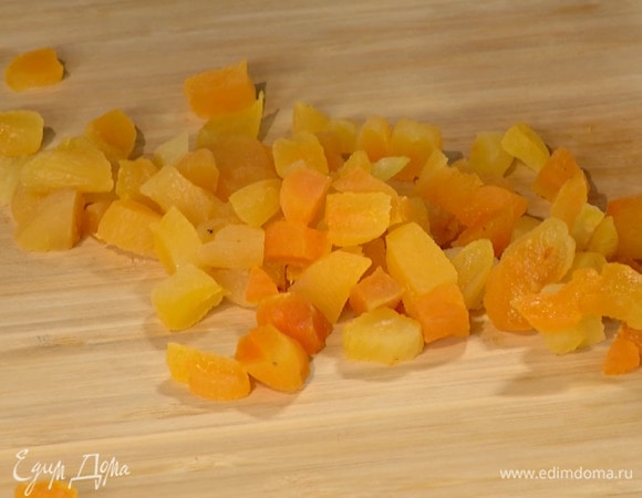 Курагу крупно порезать.