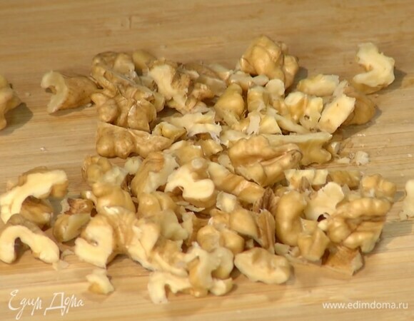 Грецкие орехи порубить ножом.