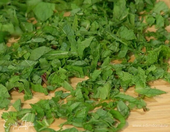 Мяту мелко порубить.