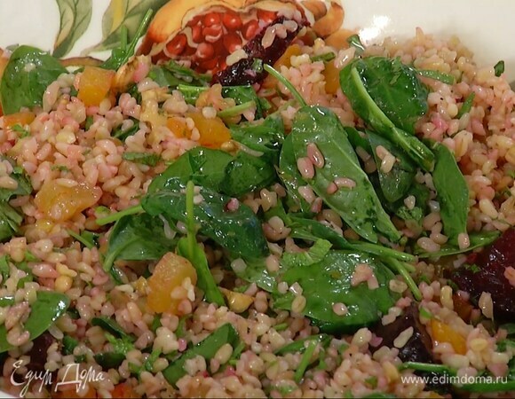 Курагу, орехи, шпинат и свеклу выложить в глубокую миску, добавить булгур, полить все заправкой, посыпать мятой и перемешать.