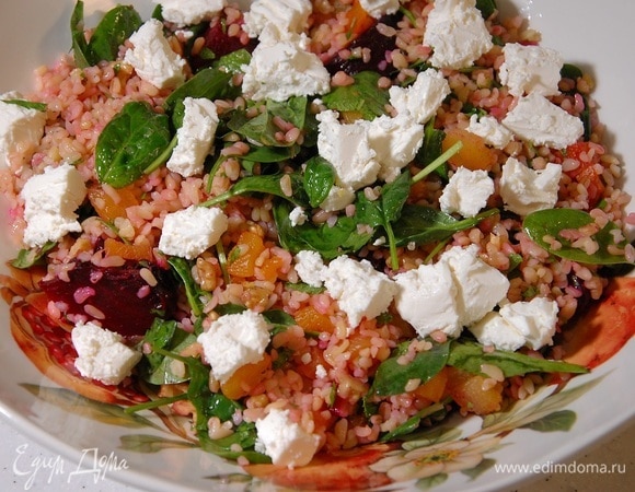 Фету разломить вилкой на небольшие кусочки и выложить сверху на салат.