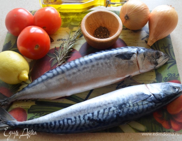 Подготовьте необходимые продукты. Для приготовления блюда я использовала 2 небольшие скумбрии.