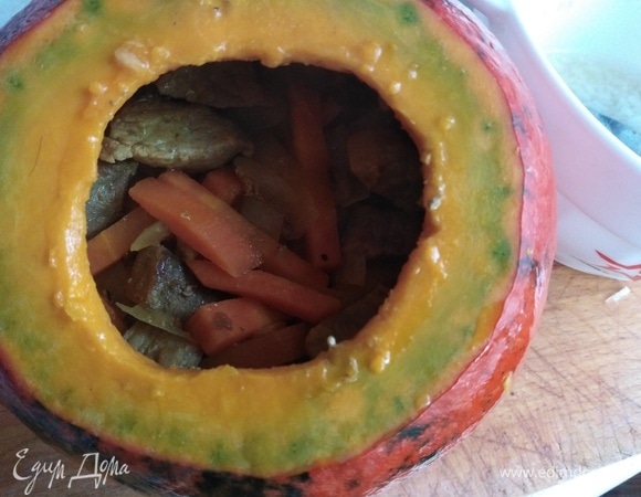 Затем — мясо с луком и морковью.