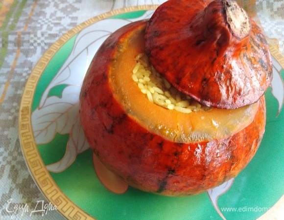 Запекать 1,5 часа. Достать из духовки, переложить на блюдо, нарезать порционно.