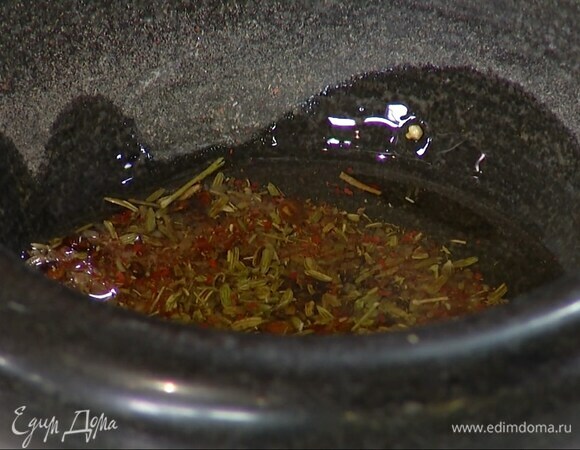 Приготовить пряное масло: семена фенхеля, розовый перец, морскую соль всыпать в ступку и растереть, затем влить оливковое масло и все перемешать.