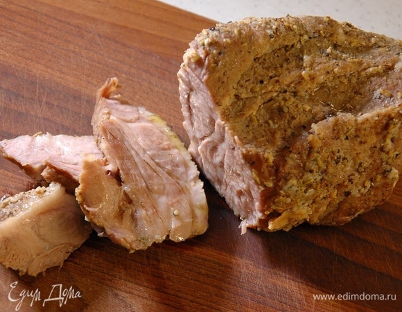 Запекать свинину в разогретой духовке 40 минут, затем понизить температуру до 200°С и запекать еще 40 минут.