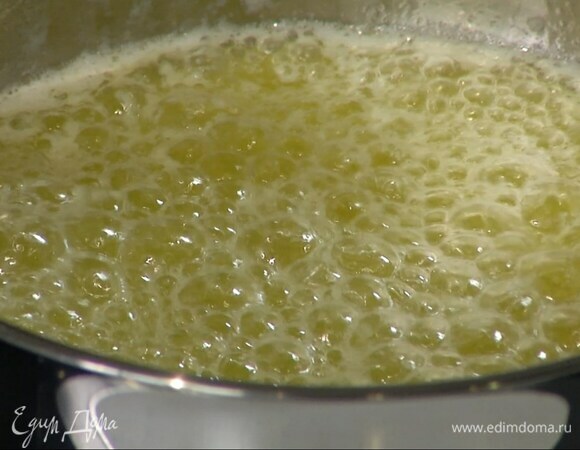 Сливочное масло растопить в небольшой кастрюле на медленном огне, так чтобы оно стало янтарно-золотистым.