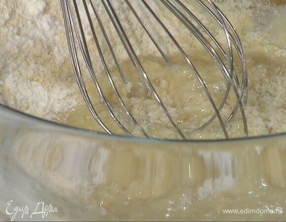 Миндальную и пшеничную муку всыпать в глубокую миску, добавить сахарную пудру, яичные белки, соль и перемешать все венчиком.