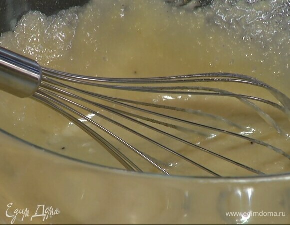 В тесто, непрерывно помешивая венчиком, влить растопленное масло и ванильный экстракт, вымешать все до однородной консистенции.