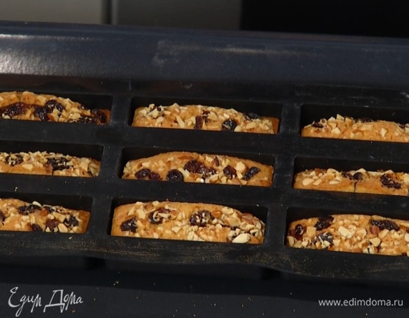 Выпекать финансье в разогретой духовке 30 минут.