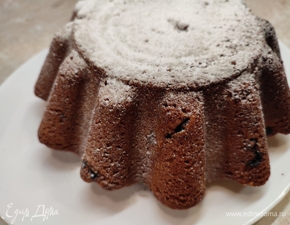 Можно посыпать сахарной пудрой или залить глазурью.