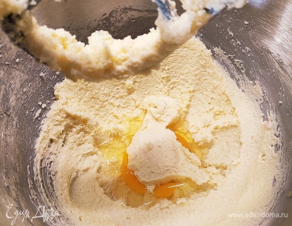 Сливочное масло комнатной температуры растереть с сахаром добела. Добавить яйца по одному. После каждого хорошо взбивать массу. От общего количества муки оставить 1 ст. л., а все остальное смешать с содой, манной крупой и разрыхлителем. Всыпать к основной массе и перемешать до однородности. Добавить цедру и сок одного лимона. Все еще раз хорошо перемешать.