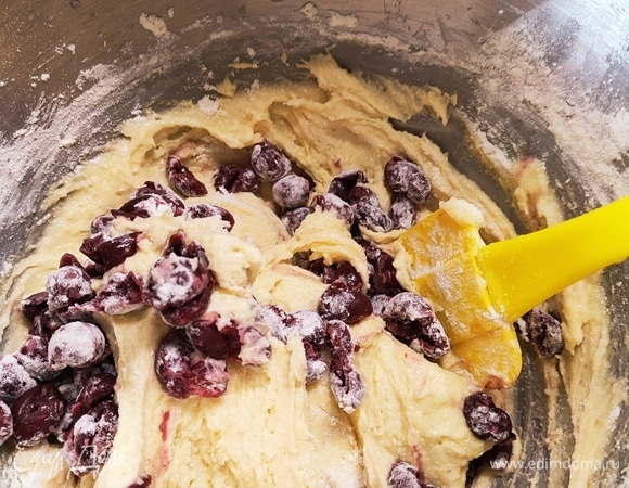 Добавить ягоды к тесту и быстро перемешать.