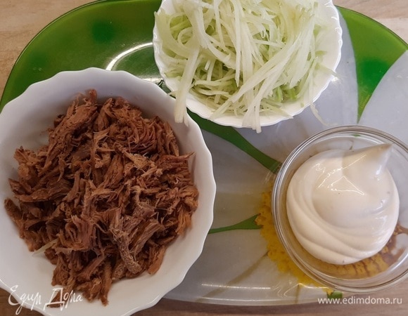 Предварительно отварить кусок говядины в подсоленной воде. Мясо нарезать длинными полосками. Очистить редьку, натереть на терке для корейской моркови.