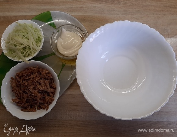 Смешать основные ингредиенты, заправить салат майонезом. По желанию можно добавить чеснок.