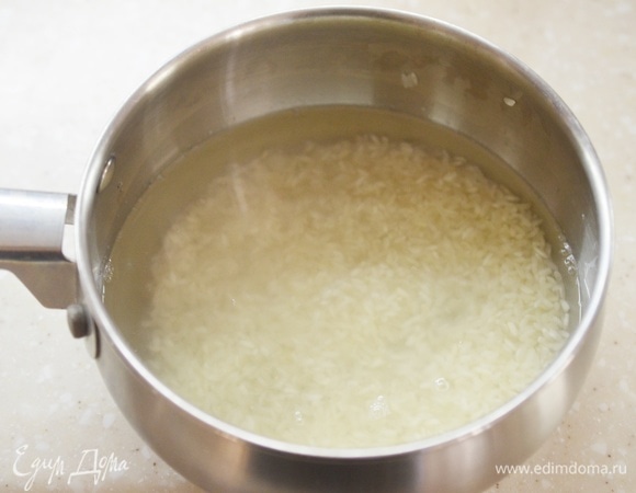 Рис промойте, залейте водой, доведите до кипения.