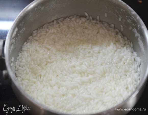 Варите до полного испарения воды. Я рекомендую варить рисовую кашу в 2 захода: сначала на воде до полуготовности, а потом уже на молоке.