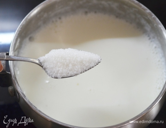 Влейте молоко, посолите, добавьте сахар.