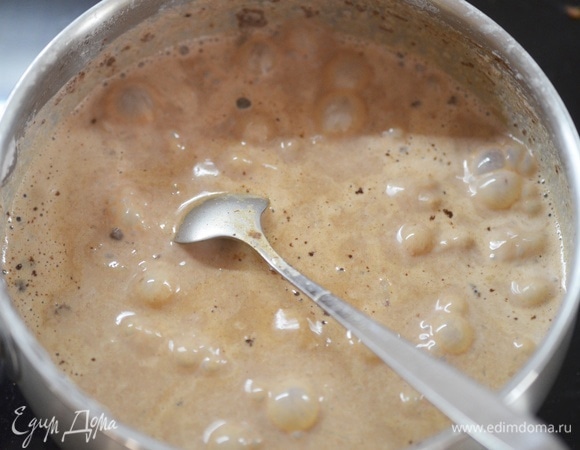 Перемешайте и варите на небольшом огне до полной готовности риса. Это около 7–10 минут.