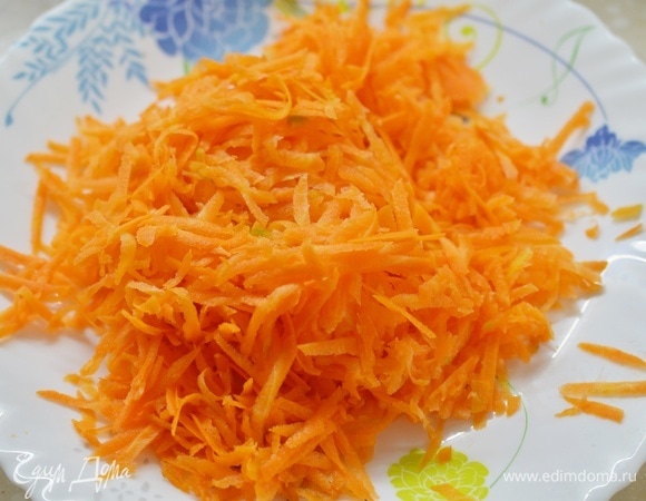 Морковь почистите и натрите на терке.