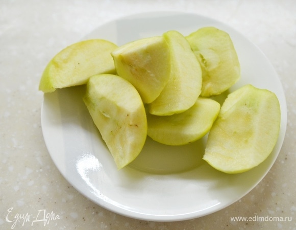 Яблоки помойте, нарежьте крупными дольками. Мелкие яблоки можно оставить целыми.