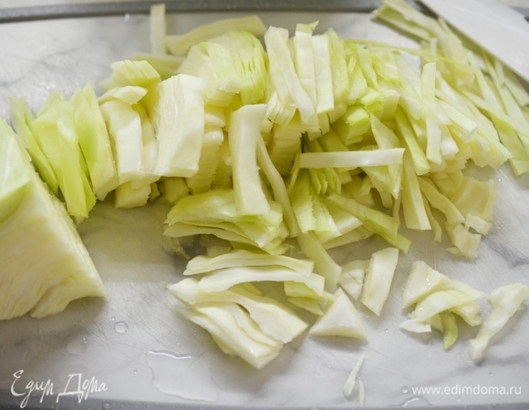 Капусту нашинкуйте.