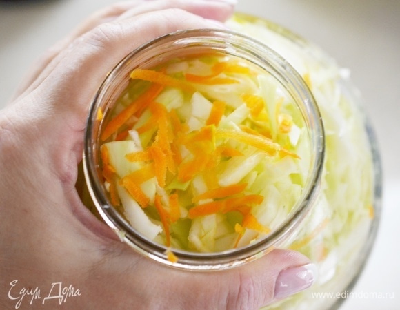 В трехлитровую банку уложите все вперемешку, плотно утрамбовывая.