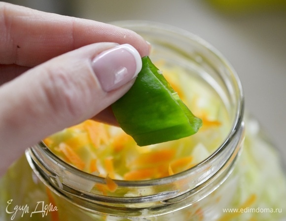 Я добавила кружочек перца чили. Вы по своему вкусу можете добавить любые приправы и пряности или же сделать несколько вариантов капусты в разных банках. Я готовлю с розмарином, чесноком, тмином и так далее.