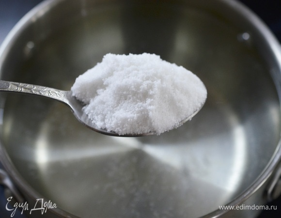 Для рассола смешайте воду с солью, доведите до кипения и охладите.